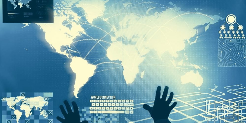 Manos alzándose para alcanzar el mundo